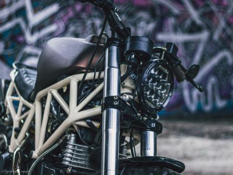 LL Motorcyclesin rakentama Ducati SS750 Scrambler. Trellisrunko jatkuu takavaloon asti.