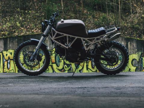 LL Motorcyclesin rakentama Ducati SS750 Scrambler. Trellisrunko jatkuu takavaloon asti.