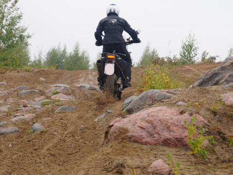 Kakkosrastilla treenataan myös vähän vaikeammassakin maastossa adventurepyörillä. Kuva: MotoJysky.