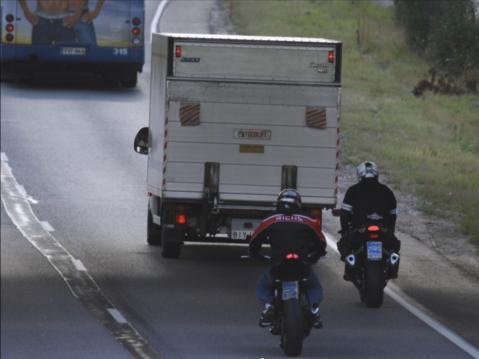 Tässä on vauhtia 80 km/h, joten pojilla ei ole mitään mahdollisuutta ehtiä väistää auton alta tulevia monttuja tai muita esteitä. Kuva: Mikko Paaso.