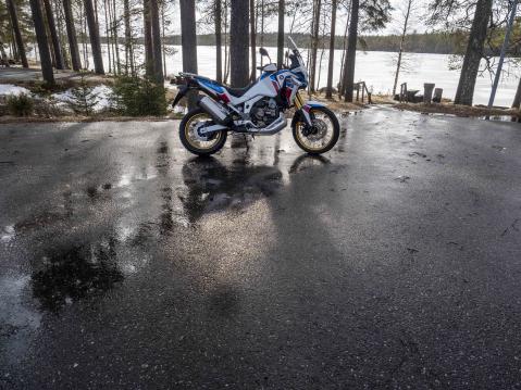 Honda CRF1000L Africa Twin Adventure Sports 2020. Kestotesti aloitettiin osin talvisissa maisemissa.