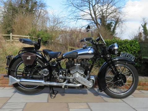 1935 Brough Superior, 982 cc hinta-arvio 74 000 - 91 000 euroa.