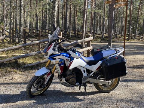 Africa Twin Lauhanvuoren kansallispuistossa.
