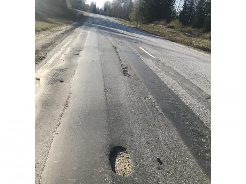 Paikkasukupolvia ja kuoppia. Tie alkaa kelvata historiatieksi; esimerkiksi, miten tietä ei kannata hoitaa.