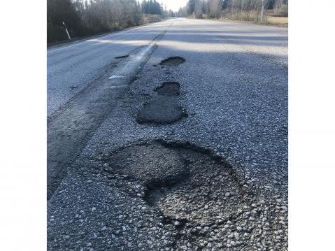 Asvaltin alempikin kerros taitaa olla kaput.