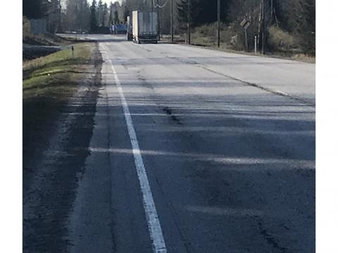 Tiellä 19 on paljon raskasta liikennettä. Teollisuuden kuljetuksia Kokkolasta ja Kokkolaan, Pietarsaareen, Jepualle ja muualle Suomeen.