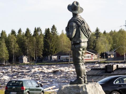 Kukkolankoski. Lauttamiehen patsas ihailee kosken mahtia.