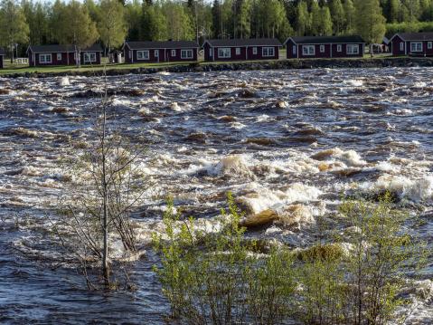 Kukkolankoski. Vastarannalla Ruotsi.