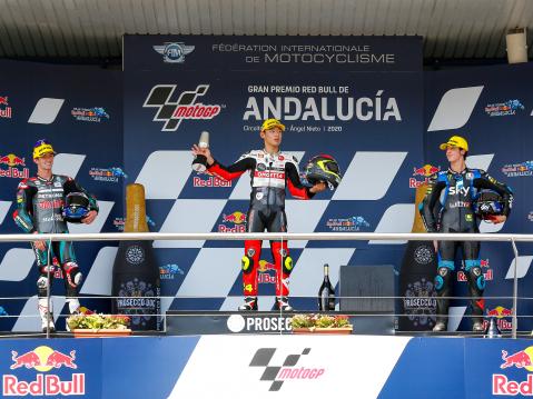 Moto3 podium vasemmalta: McPhee, Suzuki ja Vietti.