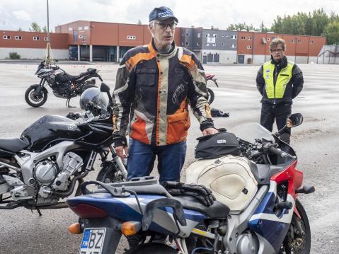 Näin kannattaa Budichin mielestä toimia: Tommin Hondan tankkilaukun päällä on opittavien asioiden muistilista.