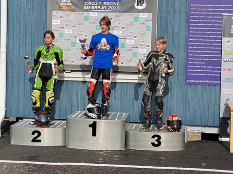 Nurmi podiumilla.