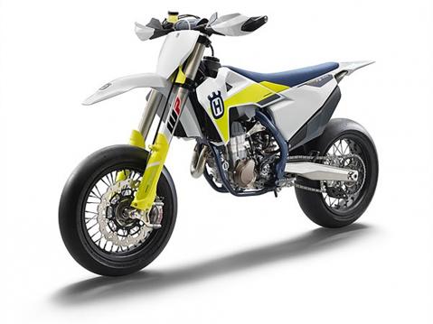 2021 kisaversio Husqvarna FS 450 -supermotosta.