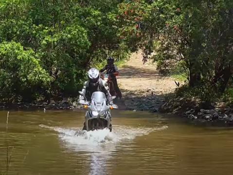 Joen yli vaikka Africa Twin uikin aika syvällä.