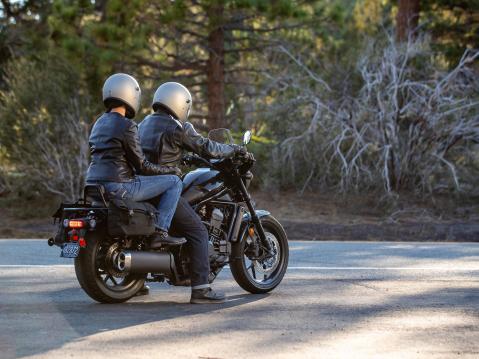 Vuosimallin 2021 Honda CMX1100 Rebel.