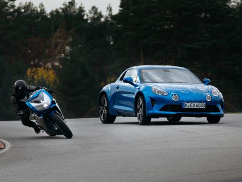 MV Agusta Superveloce Alpine ja innoittaja Alpine A110.