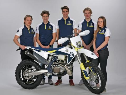 Kuvassa endurotiimi vasemmalta: Roni Salin, Pyry Juupaluoma, Peetu Juupaluoma, Niko Puotsaari ja Viivi-Maria Mäkinen. Kuva: Studio Viljakainen.