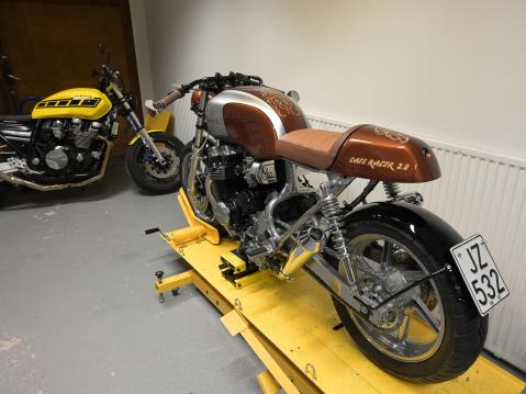 Samu Salokannel: Cafe Racer 2.0, taustalla Samun aiemmin rakentama Yamaha. Kuva Matti Haarala.