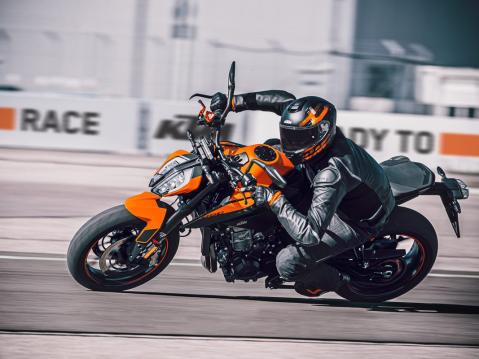 KTM:n uusi 890 Duke vuosimallia 2021.