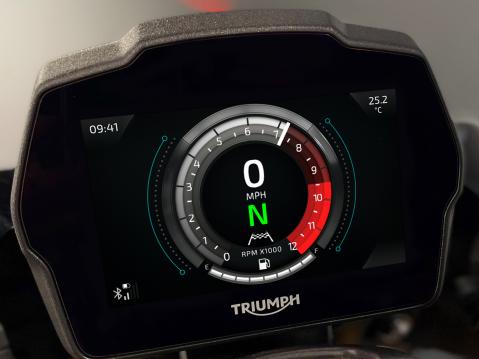 Triumph Speed Triple 1200 RS vuosimallia 2021.