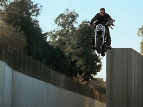 Terminator 2: Judgement Day ja Iso-Arska hyppäämässä Harley-Davidson Fat Boy'llä. Kuva, joka on varmasti syöynyt jokaisen elokuvan nähneen motoristin ja monen muunkin verkkokalvolle.