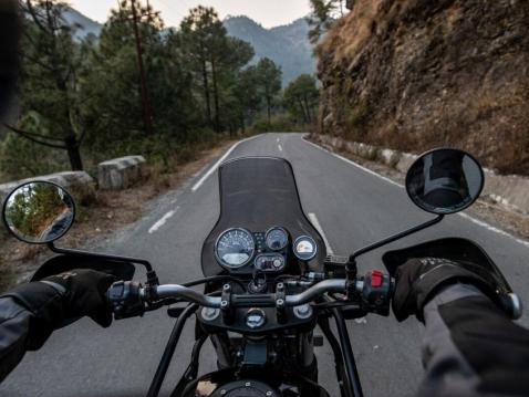 Royal Enfield Himalayanin mittaristo on tyylikäs ja Tripper-navigoinnille on oma näyttönsä.