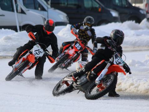 Nuori Rico Salmela johti B250-luokan kilpailua viimeiselle kierrokselle asti. Takanaan Matias Kesti ja Jesse Mustonen. Kuva: Juha Harju