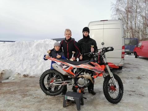 JR 250B mitallikolmikko: Rico Salmela (vas.), Jesse Mustonen, Matias Kesti ja Ricon kilparatsu KTM SX-F250.