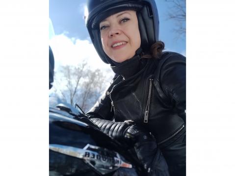 Anna ja Suzuki Intruder M800.