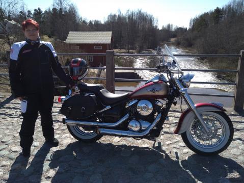 Anne ja Kawasakin VN800 Classic. Kuva: Sami.
