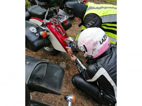 Rekisterikilven fiksailua Kainuun korpimaisemissa.