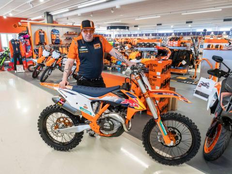 Mika Mäenpää ja KTM 450 SF-X Factory Edition rajoitetun valmistuserän malli, jossa on runsaasti spesiaaliosia.