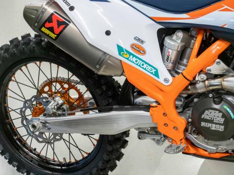 KTM 450 SF-X Factory Editionissa on mm. Akrapovicin äänenvaimennin, parempaa WP:n alustaosaa sekä Bluetooth-liitäntä jonka avulla voi kännykällä säätää mm. moottorikarttoja.