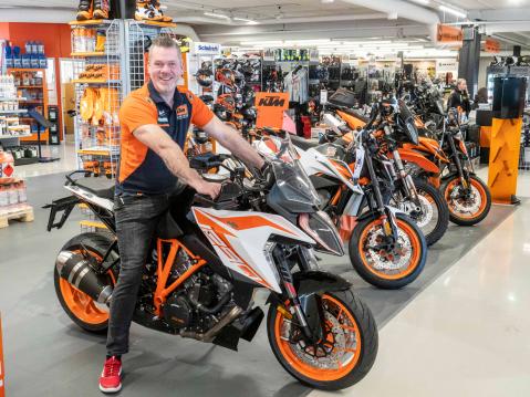 Ismo Alhaisella on hymy herkässä, kun istuimena on KTM 1290 Super Duke.