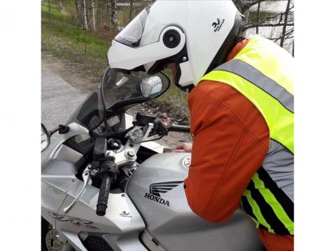 - Se tunne, kun pyörä on sun jatke ja sinä pyörän, Merja ja Honda VFR 800.