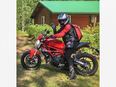 - Parasta mutkateillä ajelu ja tuoksut kukkapeltojen lähellä, Sirpa ja Ducati Monster 797.