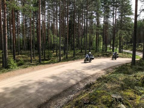 Tomi ja Eero nautiskelevat adventure-pyöräilystä. Kuva: Anssi Kivinen.