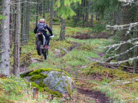 Otto Tengman ja Husqvarna 701 Enduro vuosimallia 2021.