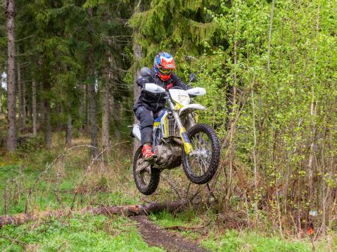 Otto Tengman ja Husqvarna 701 Enduro vuosimallia 2021.