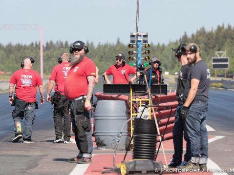 Drag race on vakava laji. FHRA Crew töissä.