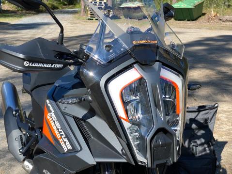 KTM Superadventure 1290 S. Lasertutkan pahka muodostaa eräänlaisen kärsän pyörän 'nokkaan'.