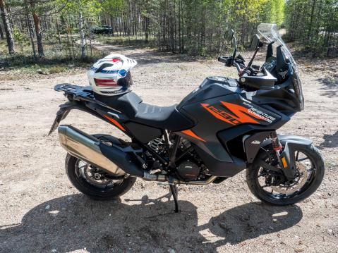 KTM Superadventure 1290 S vuosimallia 2021.