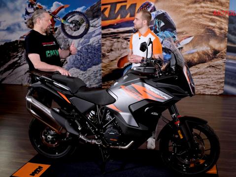 Kuvassa oikealta KTM:n Lari Jukola, keskellä KTM Superadventure 1290 S ja vasemmalla Motouutisten Erkki Mäki.