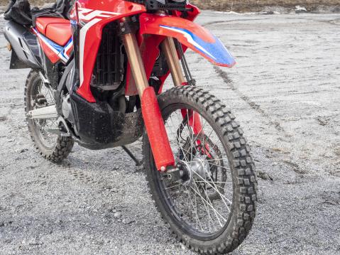CRF300L Rally on varustettu asianmukaisella rengastuksella, jolla pääsee pahempiinkin paikkoihin.