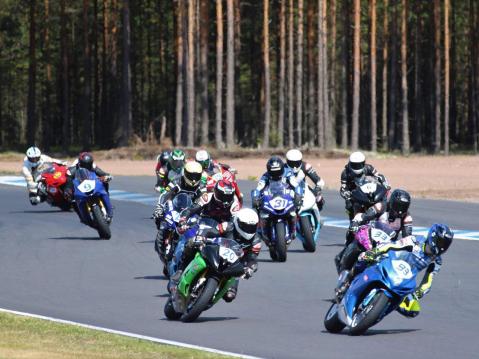 Lauantain Superstock 600 -luokan osakilpailussa #20 Valtteri Koponen, #31 Kirsi Kainulainen, #33 Joona Seppä ja #93 Niko Tanskanen. Kuva: Harjukuvat