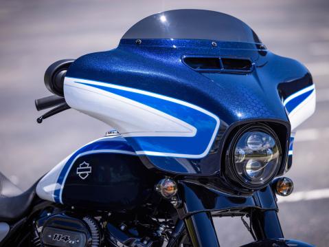 Harley-Davidson Street Glide Special Arctic Blast Limited Edition -erikoismaalipinnalla.