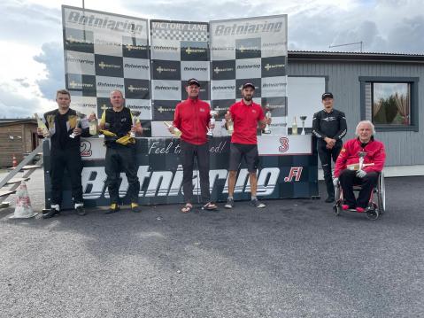 Botniaringillä sivuvaunuluokan podiumilla nähtiin molempina päivinä sama kolmikko: Joni ja Tero Manninen, Eero Pärm/Lauri Lipstok ja Markku Artiola/Matti Leikari.