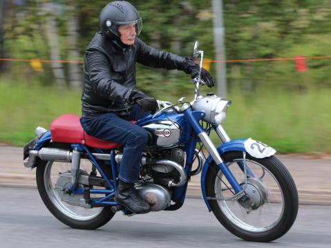 Erni Virtanen ja Monark 550 Blue Arrow 1955. Kuva: Harjukuvat