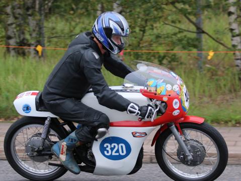 Kalevi Rättö ja Yamaha 1966. Kuva: Harjukuvat