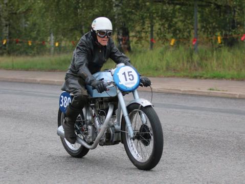 Mahdollisesti Turun Itäharjun ajojen ikäkuningas Timo Moberg ja Royal Enfied 1952. Kuva: Harjukuvat