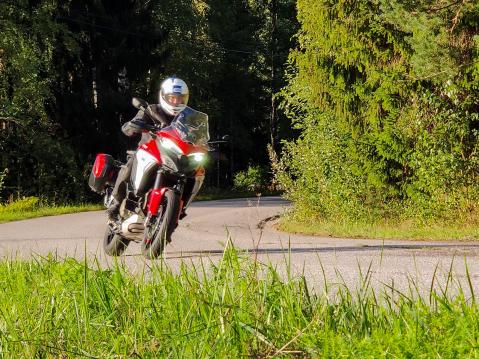 Multistrada on kotonaan Päijät-Hämäläisellä mutkatiellä. Kuva Elsa Kivinen